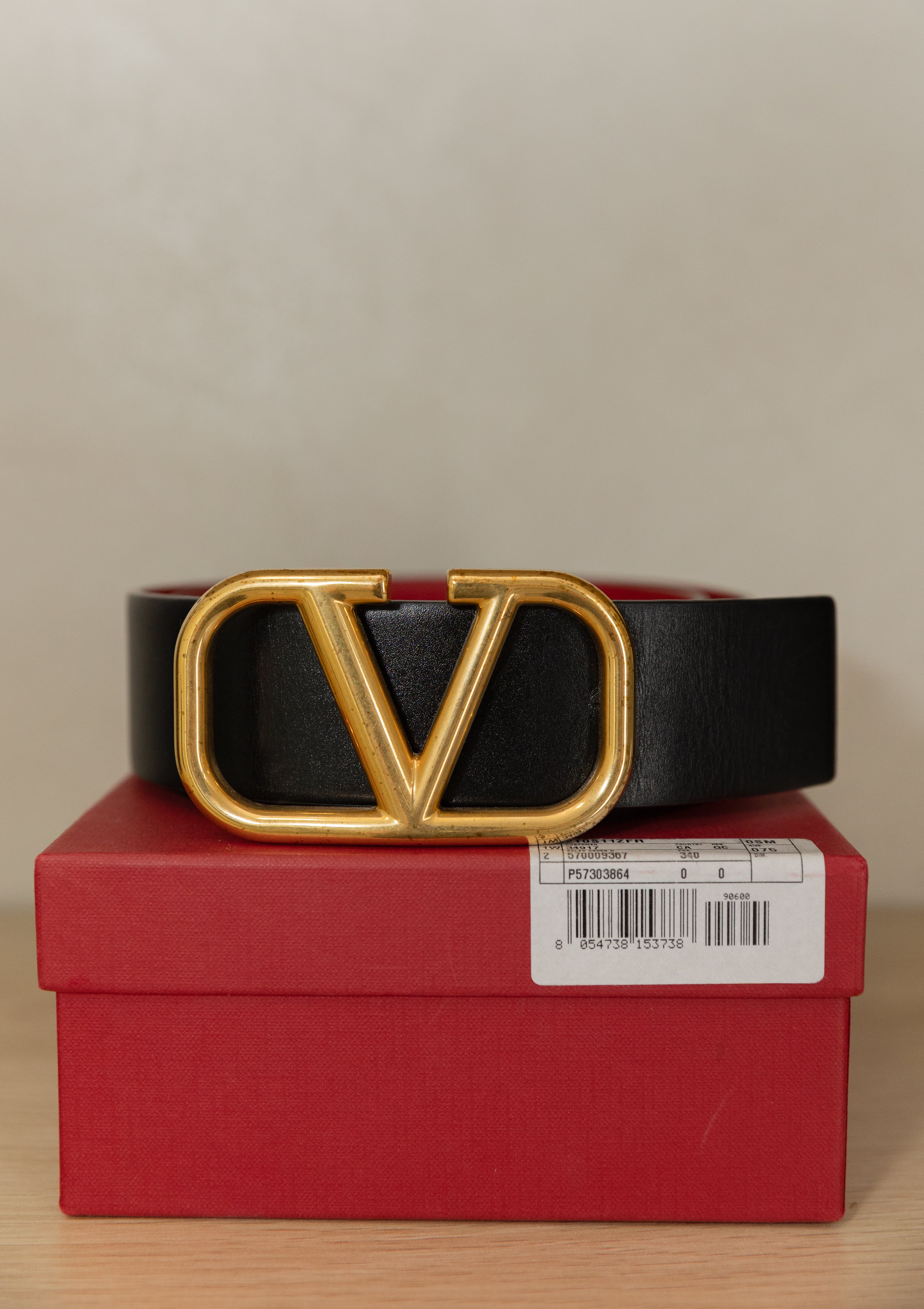 Pre loved Valentino Garavani - belt reversible. Valentino Garavani V Logo Reversible Leather Belt main image 4