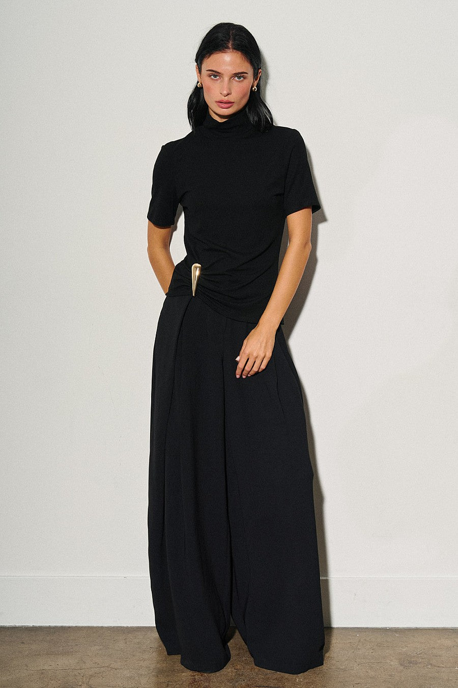 Woven Mid-Rise Front Pleat Detail Wide Leg Pants — Black