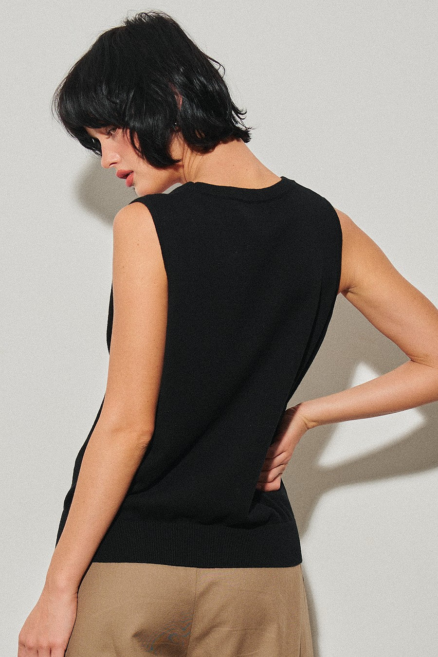 Black Scoop Neck Top — Black