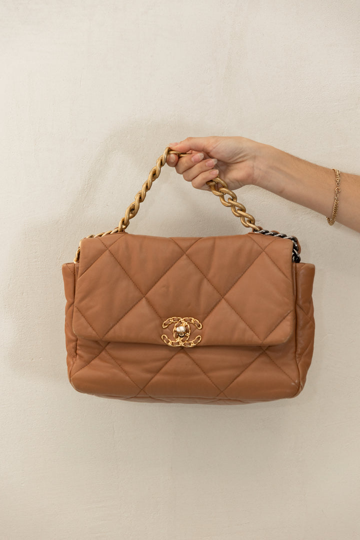 Pre Loved Chanel 19 Medium