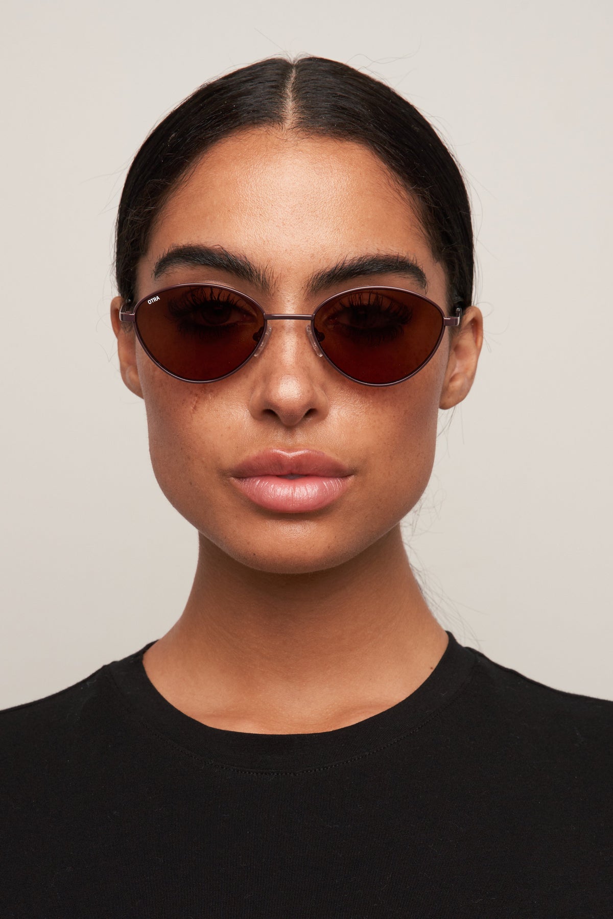 Model wearing Deja round chocolate metal sunglasses