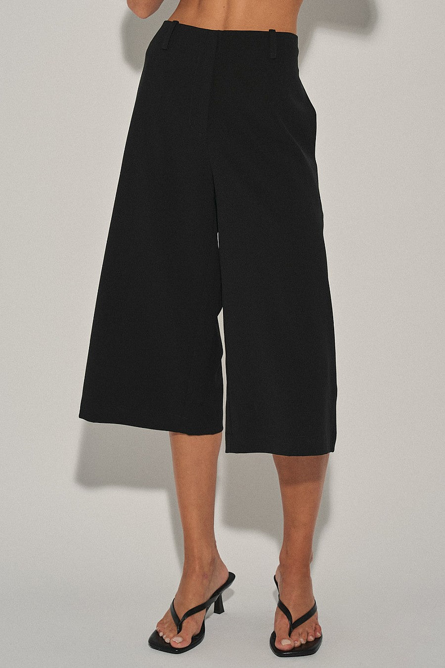 Black Wide-Leg Bermuda Pants