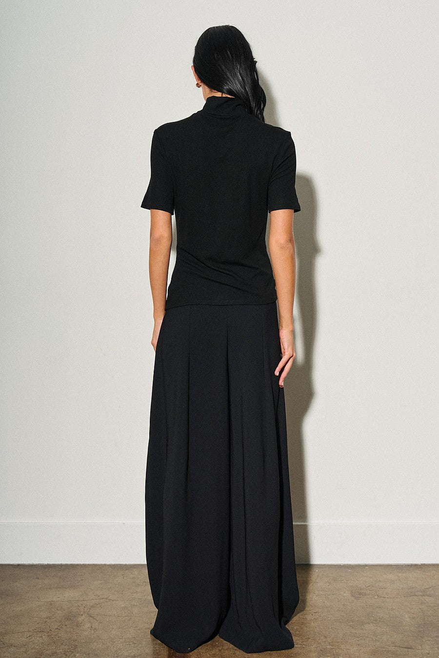 Woven Mid-Rise Front Pleat Detail Wide Leg Pants — Black