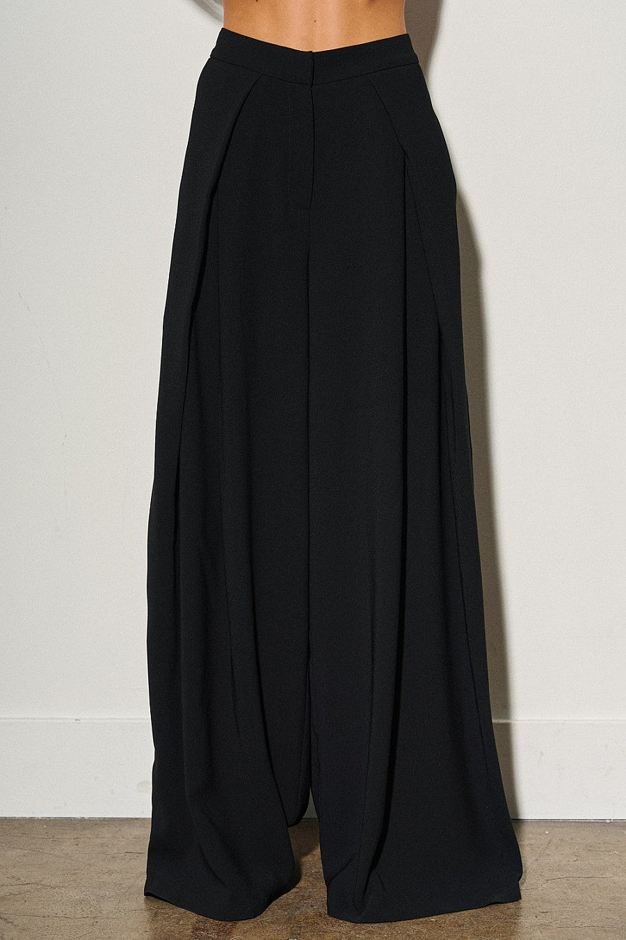 Woven Mid-Rise Front Pleat Detail Wide Leg Pants — Black